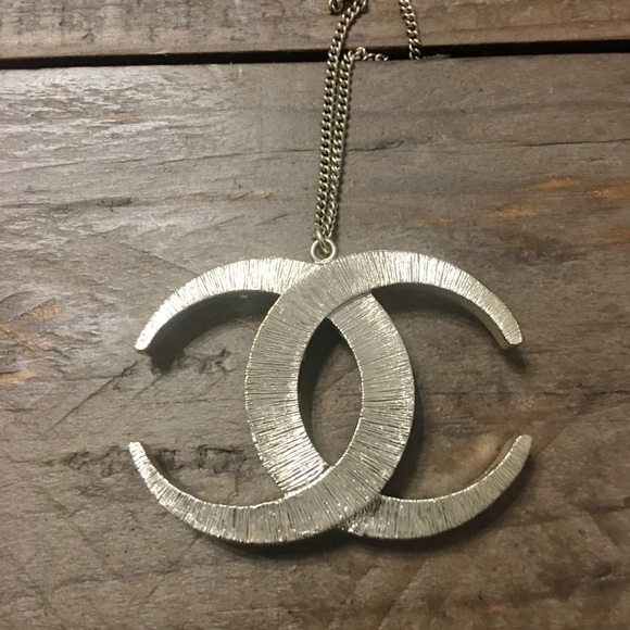 📌SOLD📌 CHANEL Dubai Necklace Pendant - Picture 4 of 5